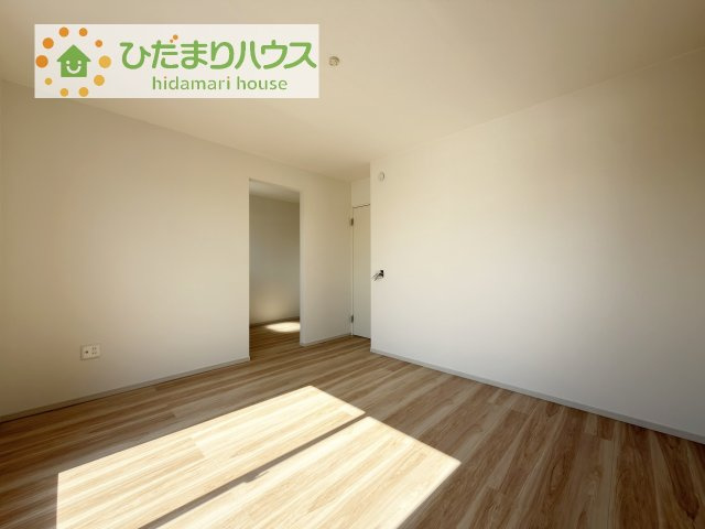 【寝室】 | 土浦市文京町1期　新築戸建　2号棟 | 大きなベッドを置いても余裕の広さの主寝室♪