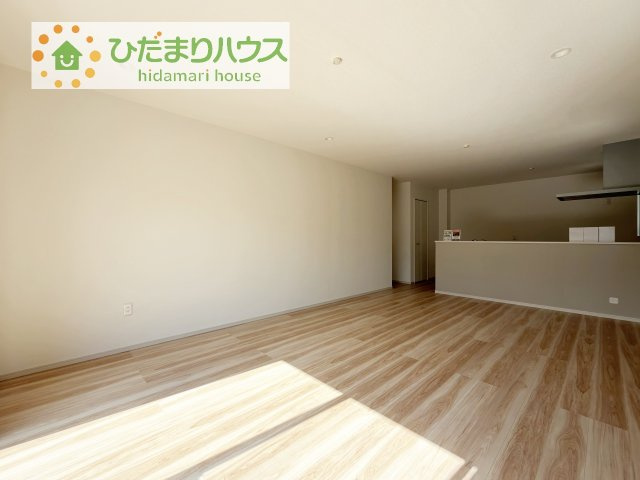 【居間・リビング】 | 土浦市文京町1期　新築戸建　2号棟 | 南向きのリビングではぽかぽかの日差しが感じられます☆彡