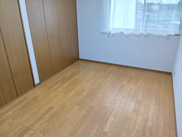 売中古戸建　富士市厚原の洋室|窓から入るたっぷりの日差しが嬉しいですね。寝室や仕事部屋など使い勝手の良い広さの洋室です。