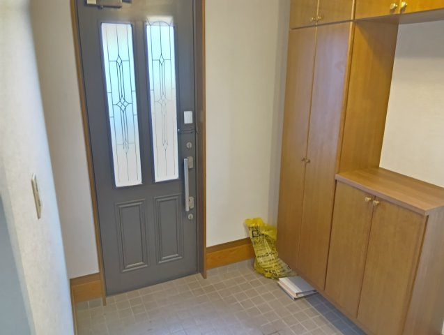 売中古戸建　富士市厚原の玄関|備え付けのシューズボックスがあるので収納がたっぷりあります。靴をしまって玄関をすっきりと使えます。