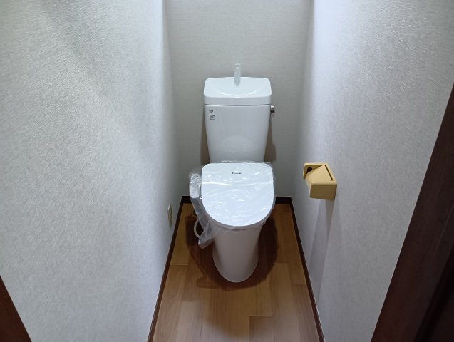 売中古戸建　富士市厚原のトイレ|トイレには窓があり明るい室内です。コンパクトな設計で空間を広く感じさせるデザインになっています。