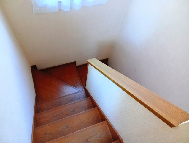 売中古戸建　富士市岩本の内装|上部に窓があるので明るくなっています。自然光は温もりがあっていいですね。
