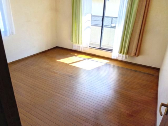 売中古戸建　富士市岩本の洋室|大きい窓から入るたっぷりの日差しが嬉しいですね。寝室や子供部屋におすすめの洋室になっています。