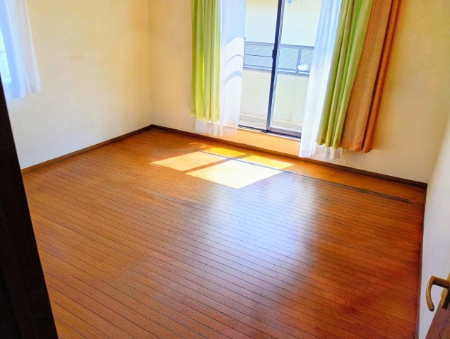 売中古戸建　富士市岩本の洋室|窓が多く心地の良い空間となっています。一日の疲れを癒すプライベート空間になりますね。