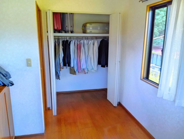 売中古戸建　富士市岩本の洋室|荷物が多くても収納スペースがたっぷりあるので、生活スペースを広く確保する事ができます。