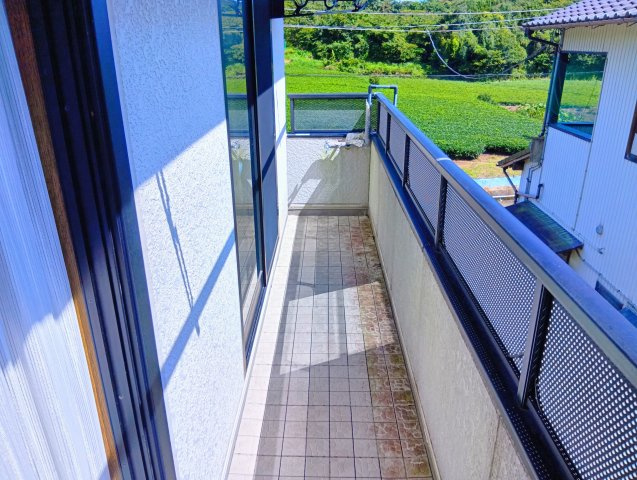 売中古戸建　富士市岩本のバルコニー|窓には雨戸が付いています。防犯面・プライバシーに配慮されています。