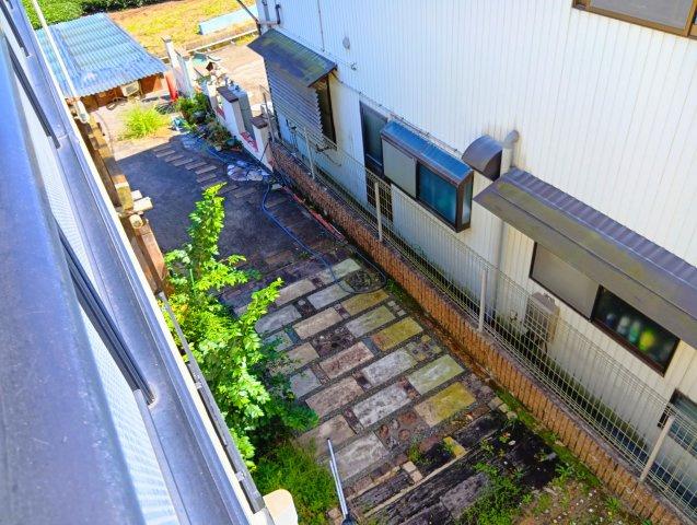 売中古戸建　富士市岩本の前面道路含む現地写真|駐車場から富士山が望めます。雄大な富士山を身近に感じられる住環境です。