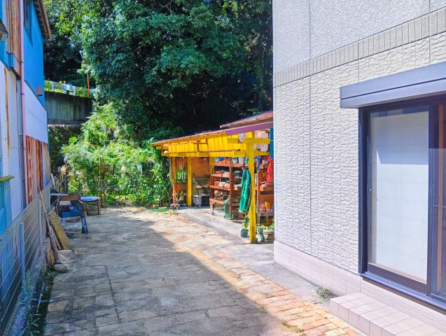 売中古戸建　富士市岩本の前面道路含む現地写真|お車は並列で5台駐車可能です。ご家族のお車もゆとりをもって駐車可能です。