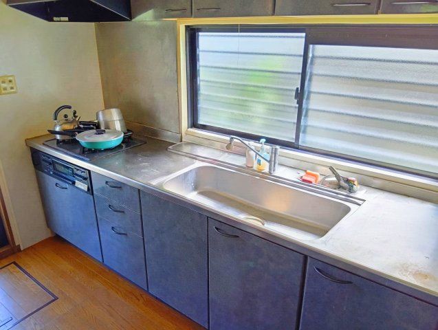 売中古戸建　富士市岩本のキッチン|キッチンには窓があり明るく開放的です。壁付けキッチンなので集中してお料理出来ますね。