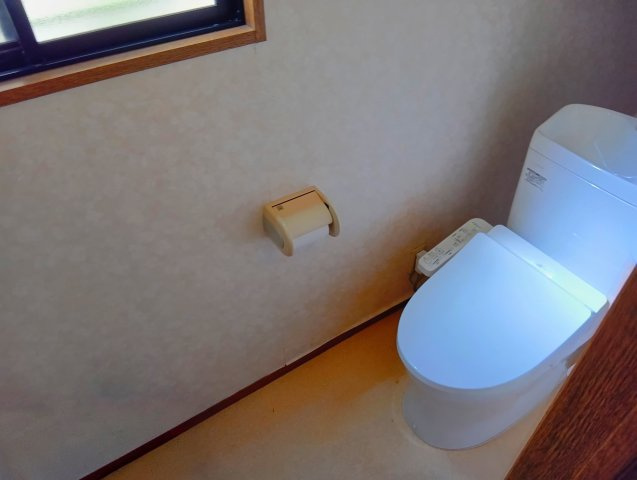 売中古戸建　富士市岩本のトイレ|トイレが各階にあります。忙しい朝や、ファミリー世帯は助かりますね。