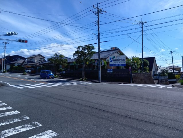 売中古戸建　富士市富士見台６丁目の前面道路含む現地写真|角地ならではの開放感があります。陽当たりも良好で、風通しのよさが魅力です。