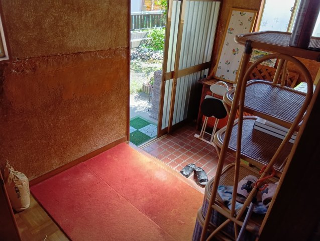 売中古戸建　富士市富士見台６丁目の玄関|玄関は引き戸なので荷物の出し入れが楽です。風の入れ替えも出来て便利です。