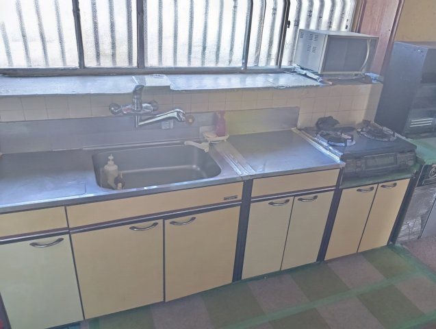 売中古戸建　富士市富士見台６丁目のキッチン|キッチンには窓があり明るく開放的です。壁付けキッチンなので集中してお料理出来ますね。