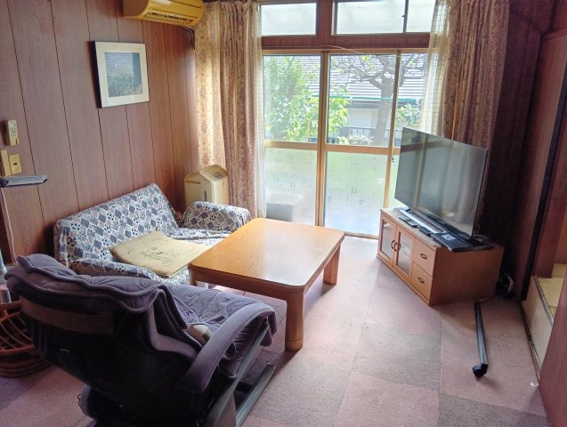 売中古戸建　富士市富士見台６丁目の居間・リビング|大きい窓から入るたっぷりの日差しが嬉しいですね。家族が自然に集まるような広さのリビングです。