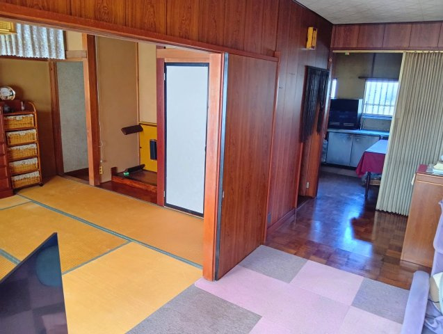 売中古戸建　富士市富士見台６丁目の居間・リビング|キッチンとの間に仕切りがあるので匂いがリビングに広がりにくいのが嬉しいですね。