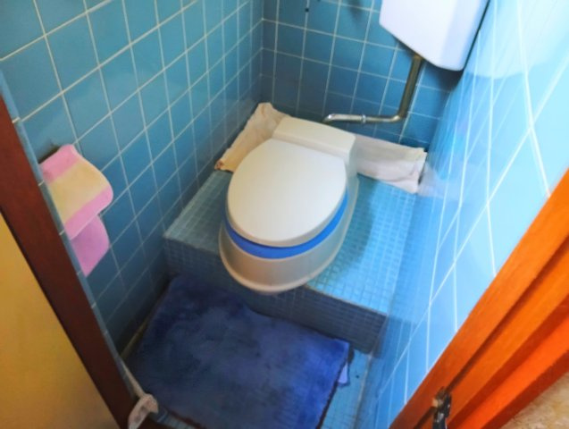 売中古戸建　富士市富士見台６丁目のトイレ|トイレには窓があり明るい室内です。ブルーのタイルがアクセントになっています。

