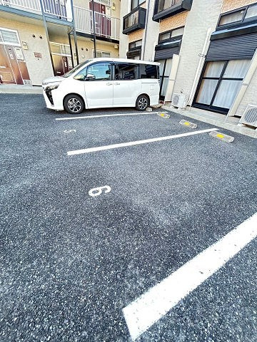 レオパレスカリヨ尼崎の駐車場
