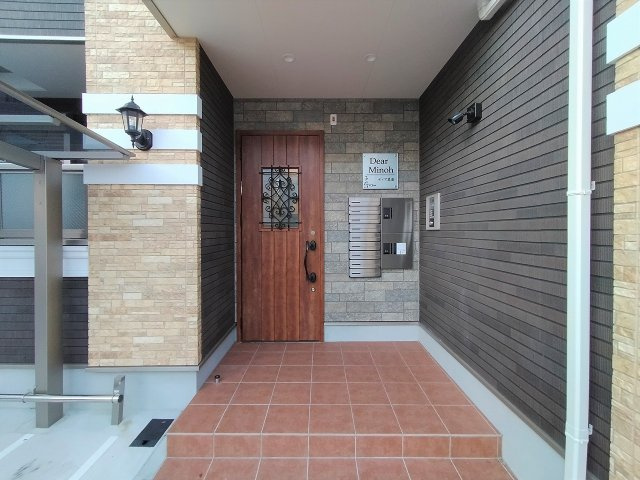 箕面市箕面６丁目のアパートのエントランス