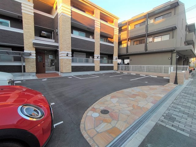 箕面市箕面６丁目のアパートの駐車場