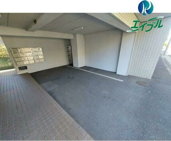 メゾン名城のエントランス