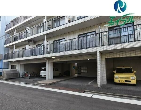 メゾン名城の駐車場