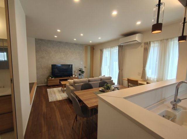 セルリアンステージ 周南市新堤町の内観：施工例|リビングダイニング
※セルリアンステージシリーズ施工例（同等仕様・実際とは一部異なります）
※掲載の家具・家電・調度品等は配置イメージで販売価格に含まれません。