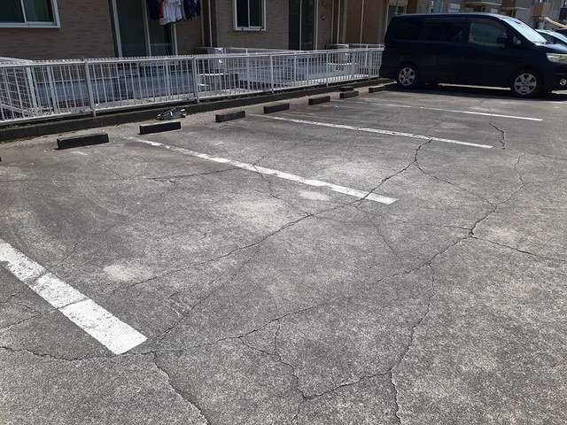 サンライズアートの駐車場