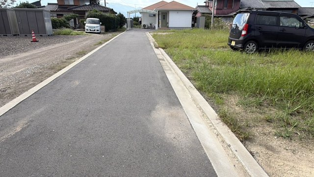 西条市石田　売土地の前面道路含む現地写真