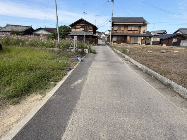 西条市石田　売土地の前面道路含む現地写真