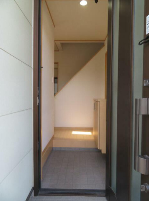 南畝町井上貸家の玄関