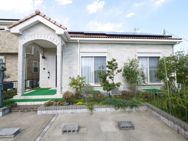 東金市菱沼　中古戸建の外観|令和8年9月ハウスクリーニング済み 平成26年1月築 2LDK+ロフト付オール電化 太陽光発電パネル