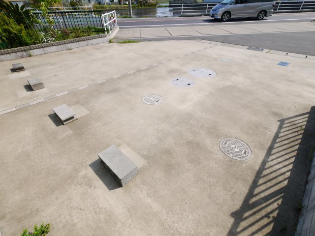 東金市菱沼　中古戸建の駐車場|令和8年9月ハウスクリーニング済み 平成26年1月築 2LDK+ロフト付オール電化 太陽光発電パネル