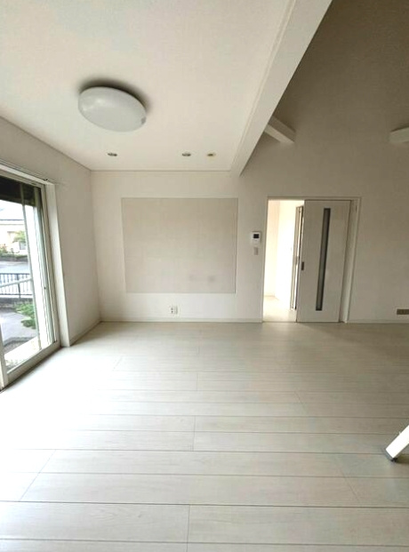 東金市菱沼　中古戸建の居間・リビング|令和8年9月ハウスクリーニング済み 平成26年1月築 2LDK+ロフト付オール電化 太陽光発電パネル