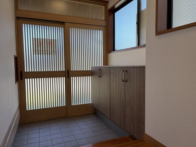 岡谷市田中町3丁目　中古住宅の玄関