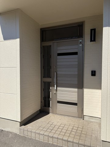 岡谷市神明町３丁目の中古一戸建の玄関