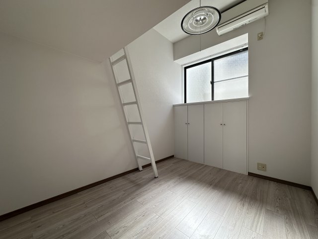 狛江市和泉本町１丁目のアパートの居間・リビング