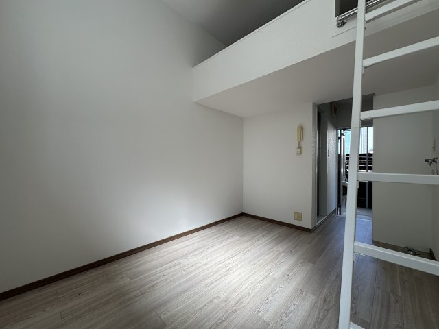 狛江市和泉本町１丁目のアパートの居間・リビング