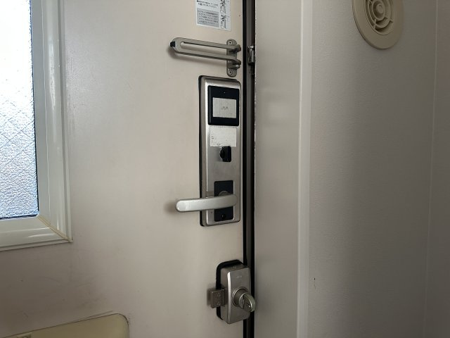 狛江市和泉本町１丁目のアパートの玄関