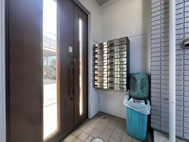 狛江市和泉本町１丁目のアパートのエントランス