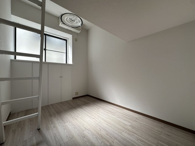 狛江市和泉本町１丁目のアパートの居間・リビング
