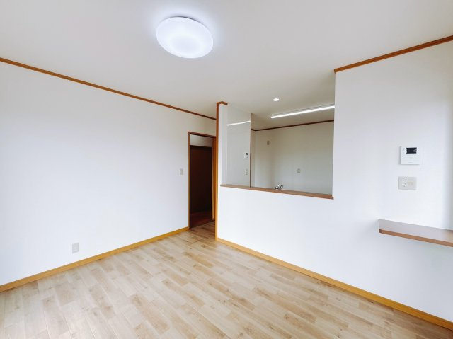 【中古戸建】みどり市笠懸町阿左美の居間・リビング|■リビング｜ナチュラルな質感で魅せる、くつろぎの時間。ゆっくりとした時間が流れるリビングで、家族だんらんのひと時をお過ごしいただけます♪