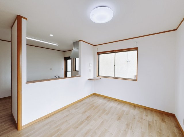 【中古戸建】みどり市笠懸町阿左美の居間・リビング|■リビング｜家族でゆったりくつろげる、居心地の良いリビング♪賃貸と違って、テレビや音楽の音を気にしなくて良いことが嬉しいですね(*＾＾*)