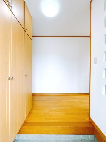 【中古戸建】みどり市笠懸町阿左美の玄関|■玄関｜毎日の「いってらっしゃい」や「お帰りなさい」を大切なご家族と過ごす玄関は〈使いやすさ〉を追求しております。玄関横の物入は急な来客時でもさっとお片付けできるスペースを確保しています。