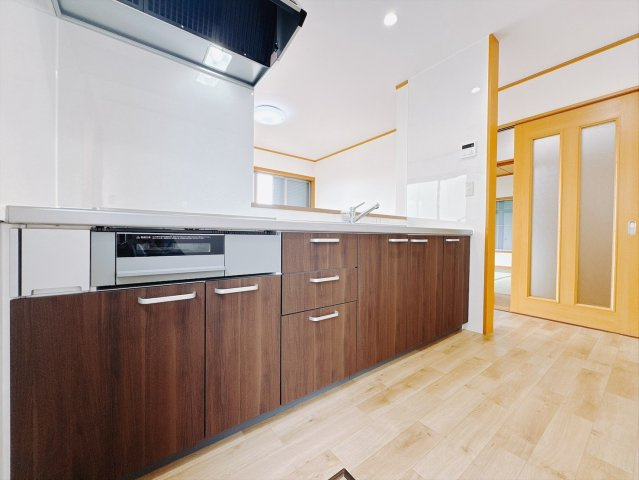 【中古戸建】みどり市笠懸町阿左美のキッチン|■キッチン｜お料理ができたら「これ運んで～♪」と手渡しが出来ます。対面キッチンなのでリビングと一体感があり、広々とした空間の中で楽しく食事やお菓子作りが出来ますね♪