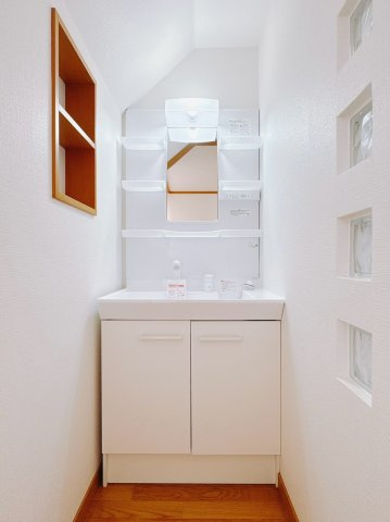 【中古戸建】みどり市笠懸町阿左美の独立洗面台|■洗面室｜大きな鏡と使いやすさがいっぱいの洗面化粧台。お手入れ簡単でいつもキレイに(*^^*)