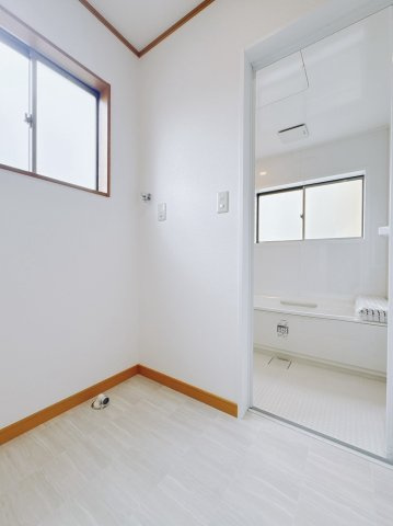 【中古戸建】みどり市笠懸町阿左美の脱衣所|■洗面室｜洗濯機を置いてもゆとりある広さの洗面脱衣室です♪冬はストーブ、夏にはサーキュレーターを置き、快適に過ごすことができます♪