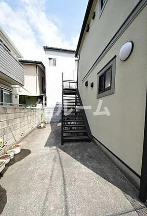中野区大和町２丁目のアパートのエントランス