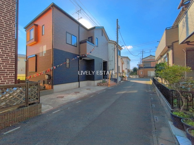 草加市金明町 中古戸建の前面道路含む現地写真