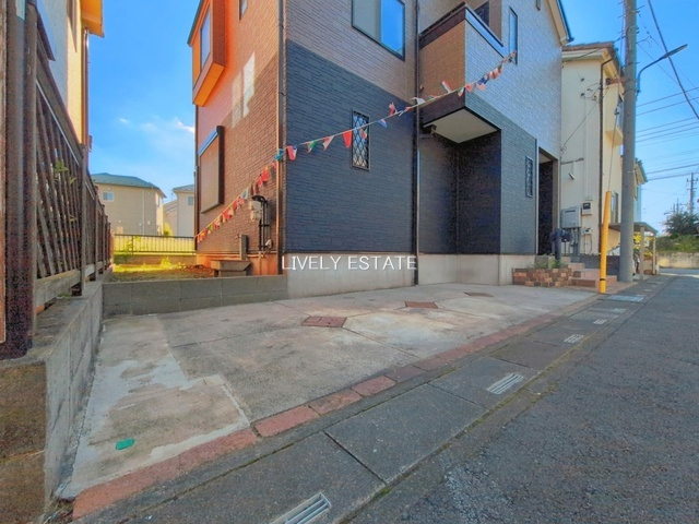 草加市金明町 中古戸建の駐車場