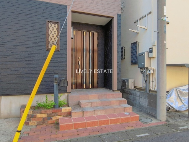草加市金明町 中古戸建の玄関
